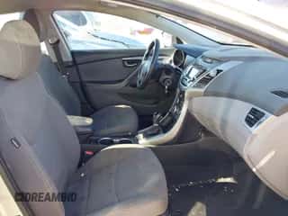 2015 Hyundai Elantra SE z VIN KMHDH4AE8FU439570, wystawiony jako IAAI lot #43123376 z przebiegiem 188 130 mil mil oraz . Historia ofert i sprzedaży dostępna na DreamBid. Obrazek 5.