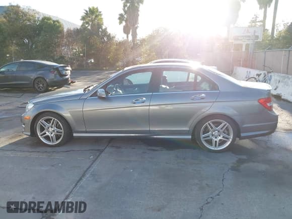 ✅ 2014 Mercedes-Benz C 350 Sport • VIN: WDDGF5HB1ER320310 • Lot: 43760597. Wystawiony na IAAI z przebiegiem 130 622 mil. Bezpłatny archiwum sprzedaży aukcyjnych z USA i szczegółowy raport historii pojazdu na DreamBid. Zdjęcie 14.