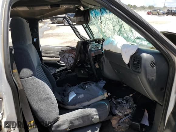 ✅ 1999 Chevrolet Blazer Trailblazer • VIN: 1GNDT13W6X2193629 • Lot: 51184702. Wystawiony na Copart z przebiegiem Nie podano. Bezpłatny archiwum sprzedaży aukcyjnych z USA i szczegółowy raport historii pojazdu na DreamBid. Zdjęcie 5.