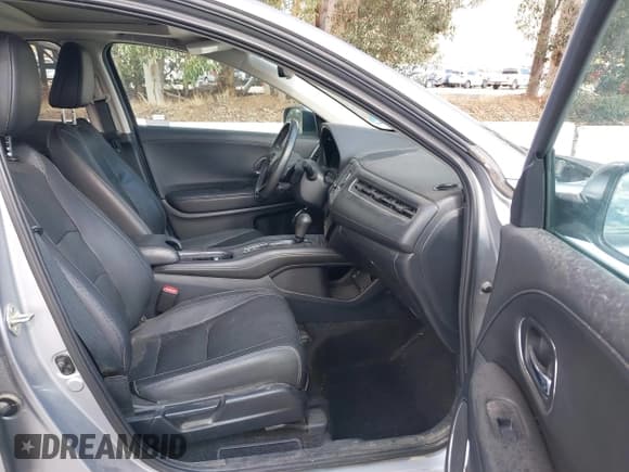 ✅ 2020 Honda HR-V Touring • VIN: 3CZRU6H9XLM729443 • Lot: 43715647. Wystawiony na IAAI z przebiegiem 33 386 mil. Bezpłatny archiwum sprzedaży aukcyjnych z USA i szczegółowy raport historii pojazdu na DreamBid. Zdjęcie 5.