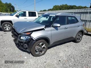 2025 Hyundai Venue SEL z VIN KMHRC8A32SU371433, wystawiony jako Copart lot #69983905 z przebiegiem 5 070 mil mil oraz Szkoda całkowita • Salvage title. Historia ofert i sprzedaży dostępna na DreamBid. Obrazek 1.