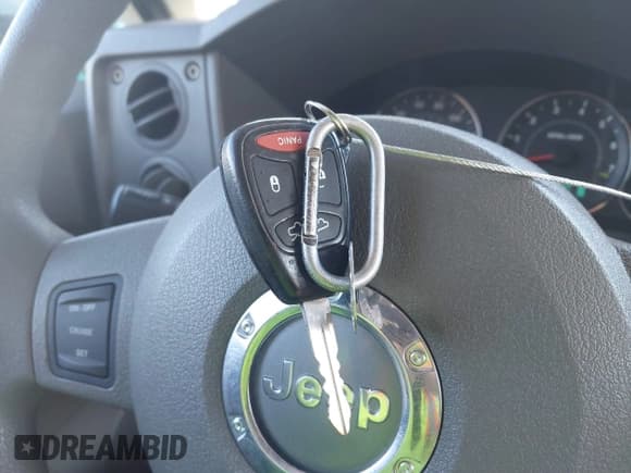 ✅ 2006 Jeep Commander • VIN: 1J8HG48KX6C195357 • Lot: 41525843. Wystawiony na IAAI z przebiegiem 158 235 mil. Bezpłatny archiwum sprzedaży aukcyjnych z USA i szczegółowy raport historii pojazdu na DreamBid. Zdjęcie 11.