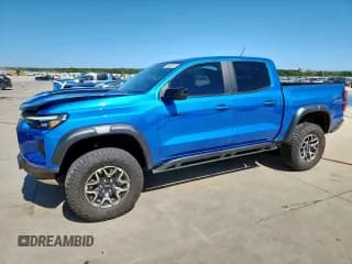 ✅ 2023 Chevrolet Colorado 4WD ZR2 • VIN: 1GCPTFEKXP1226893 • Лот: 65802355. Опубликован ранее на Copart с пробегом 29 467 миль. Бесплатный доступ к архиву аукционных продаж из США и подробный отчёт об истории автомобиля на DreamBid. Изображение 1.