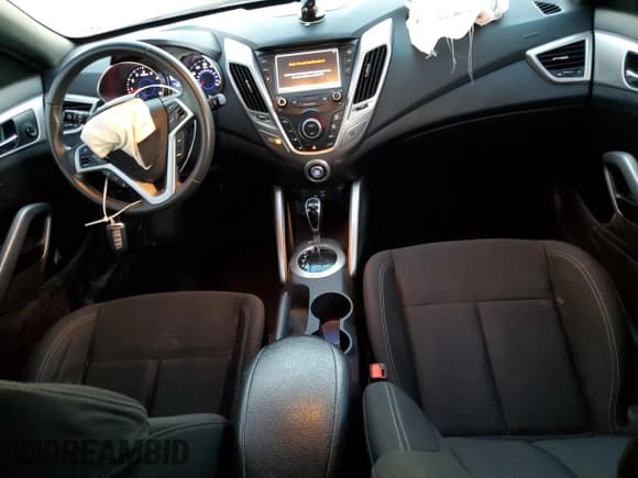 ✅ 2017 Hyundai Veloster • VIN: KMHTC6AD8HU313922 • Lot: 84196834. Wystawiony na Copart z przebiegiem 93 305 mil. Bezpłatny archiwum sprzedaży aukcyjnych z USA i szczegółowy raport historii pojazdu na DreamBid. Zdjęcie 8.