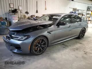 ✅ 2022 BMW M5 • VIN: WBS83CH08NCK21487 • Lot: 37588954. Wystawiony na Copart z przebiegiem 16 504 mil. Bezpłatny archiwum sprzedaży aukcyjnych z USA i szczegółowy raport historii pojazdu na DreamBid. Zdjęcie 1.