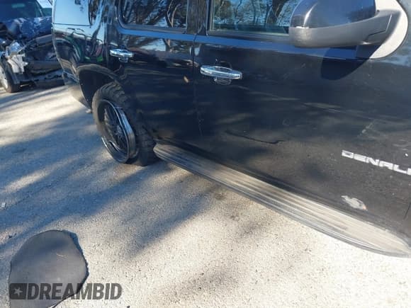 ✅ 2010 GMC Yukon • VIN: 1GKMCAE32AR174221 • Lot: 41279755. Listed on IAAI with 207,755 mi. Free auction sales archive from the USA and detailed vehicle history report at DreamBid. Image 17.