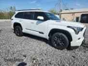 ✅ 2024 Toyota Sequoia Platinum • VIN: 7SVAAABA1RX042426 • Lot: 84625595. Wystawiony na Copart z przebiegiem 20 594 mil. Bezpłatny archiwum sprzedaży aukcyjnych z USA i szczegółowy raport historii pojazdu na DreamBid. Zdjęcie 4.