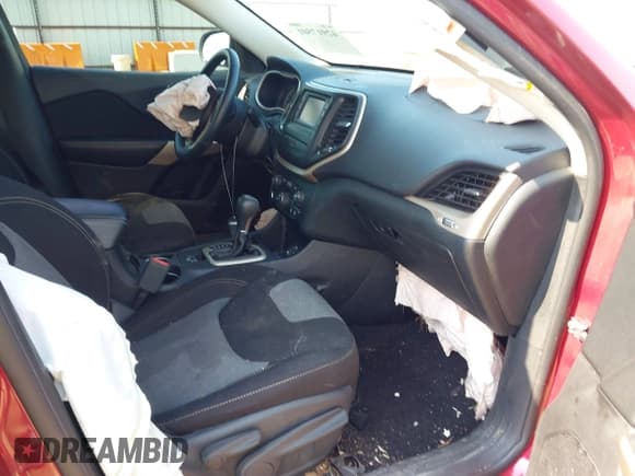 ✅ 2017 Jeep Cherokee Sport • VIN: 1C4PJLASXHW644563 • Lot: 42917501. Wystawiony na IAAI z przebiegiem 88 848 mil. Bezpłatny archiwum sprzedaży aukcyjnych z USA i szczegółowy raport historii pojazdu na DreamBid. Zdjęcie 5.