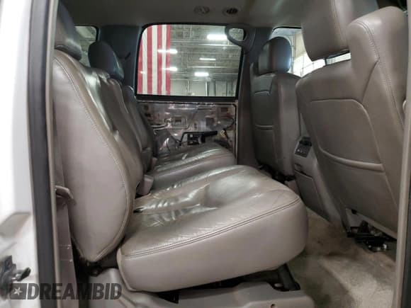 ✅ 2003 Chevrolet Suburban LT • VIN: 3GNFK16T93G266605 • Лот: 46530495. Опубликован ранее на Copart с пробегом 247 893 миль. Бесплатный доступ к архиву аукционных продаж из США и подробный отчёт об истории автомобиля на DreamBid. Изображение 11.