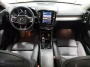 ✅ 2024 Volvo XC40 Plus Bright Theme • VIN: YV4L12UE7R2262639 • Лот: 93343875. Опубликован ранее на Copart с пробегом 9 325 миль. Бесплатный доступ к архиву аукционных продаж из США и подробный отчёт об истории автомобиля на DreamBid. Изображение 8.