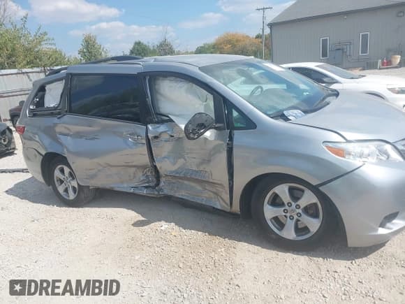 ✅ 2015 Toyota Sienna LE • VIN: 5TDKK3DC4FS575233 • Lot: 43251515. Listed on IAAI with 161,608 mi. Free auction sales archive from the USA and detailed vehicle history report at DreamBid. Image 6.