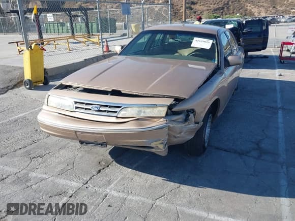 ✅ 1997 Ford Crown Victoria LX • VIN: 2FALP74W1VX227972 • Lot: 42639025. Wystawiony na IAAI z przebiegiem 124 400 mil. Bezpłatny archiwum sprzedaży aukcyjnych z USA i szczegółowy raport historii pojazdu na DreamBid. Zdjęcie 2.