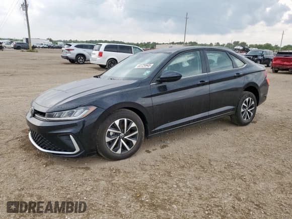 ✅ 2025 Volkswagen Jetta S • VIN: 3VW5X7BU1SM060926 • Lot: 63729945. Wystawiony na Copart z przebiegiem 765 mil. Bezpłatny archiwum sprzedaży aukcyjnych z USA i szczegółowy raport historii pojazdu na DreamBid. Zdjęcie 1.