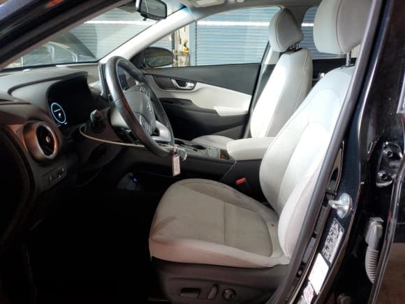 ✅ 2023 Hyundai Kona SEL • VIN: KM8K33AG3PU186872 • Lot: 89713975. Wystawiony na Copart z przebiegiem 37 995 mil. Bezpłatny archiwum sprzedaży aukcyjnych z USA i szczegółowy raport historii pojazdu na DreamBid. Zdjęcie 7.