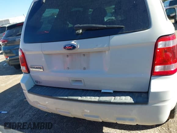 ✅ 2009 Ford Escape XLS • VIN: 1FMCU02789KD04279 • Lot: 43502857. Listed on IAAI with 84,804 mi. Free auction sales archive from the USA and detailed vehicle history report at DreamBid. Image 16.
