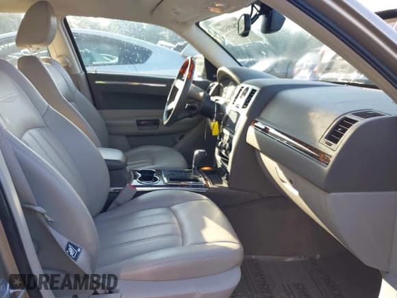 ✅ 2009 Chrysler 300 C Hemi • VIN: 2C3KA63TX9H599968 • Lot: 42819510. Wystawiony na IAAI z przebiegiem 23 101 mil. Bezpłatny archiwum sprzedaży aukcyjnych z USA i szczegółowy raport historii pojazdu na DreamBid. Zdjęcie 5.