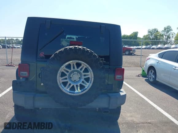 ✅ 2007 Jeep Wrangler Unlimited Sahara • VIN: 1J4GA59157L198095 • Lot: 43011519. Listed on IAAI with 198,022 mi. Free auction sales archive from the USA and detailed vehicle history report at DreamBid. Image 16.