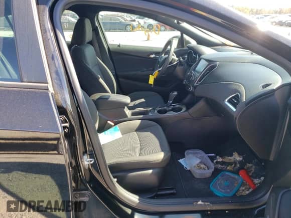 2018 Chevrolet Cruze LT z VIN 1G1BE5SM3J7177585, wystawiony jako Copart lot #64793912 z przebiegiem Nie podano mil oraz . Historia ofert i sprzedaży dostępna na DreamBid. Obrazek 5.