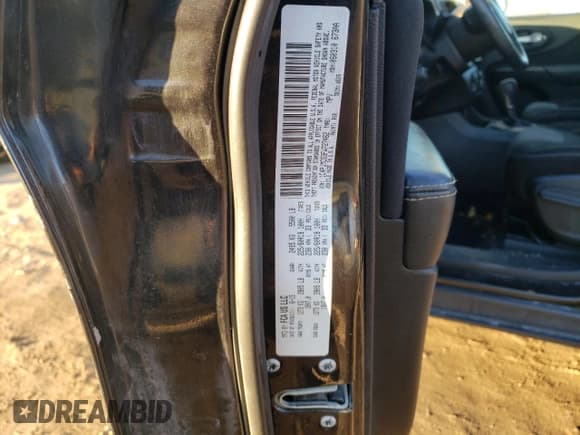 ✅ 2014 Jeep Cherokee Latitude • VIN: 1C4PJLCS7EW116696 • Lot: 93183235. Wystawiony na Copart z przebiegiem 76 718 mil. Bezpłatny archiwum sprzedaży aukcyjnych z USA i szczegółowy raport historii pojazdu na DreamBid. Zdjęcie 13.