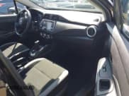 ✅ 2025 Nissan Versa S • VIN: 3N1CN8DV2SL823394 • Lot: 43229815. Wystawiony na IAAI z przebiegiem 3 488 mil. Bezpłatny archiwum sprzedaży aukcyjnych z USA i szczegółowy raport historii pojazdu na DreamBid. Zdjęcie 5.