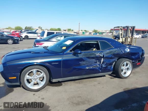 ✅ 2013 Dodge Challenger R/T Classic • VIN: 2C3CDYBT5DH611493 • Lot: 42227574. Wystawiony na IAAI z przebiegiem 76 907 mil. Bezpłatny archiwum sprzedaży aukcyjnych z USA i szczegółowy raport historii pojazdu na DreamBid. Zdjęcie 6.