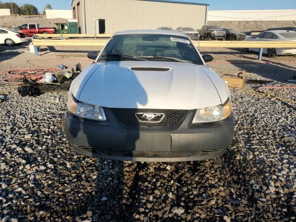 ✅ 2002 Ford Mustang Standard • VIN: 1FAFP40462F149180 • Lot: 92097525. Wystawiony na Copart z przebiegiem Nie podano. Bezpłatny archiwum sprzedaży aukcyjnych z USA i szczegółowy raport historii pojazdu na DreamBid. Zdjęcie 5.