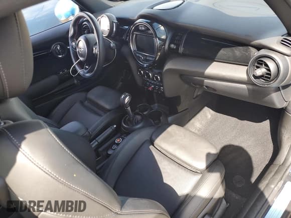 ✅ 2019 MINI Convertible Cooper S • VIN: WMWWG9C57K3J31524 • Lot: 74352594. Listed on Copart with 8,987 mi. Free auction sales archive from the USA and detailed vehicle history report at DreamBid. Image 8.
