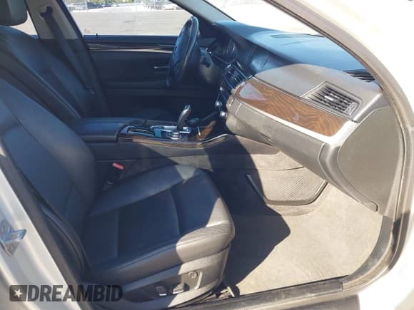 ✅ 2013 BMW 5 Series 528i xDrive • VIN: WBAXH5C5XDD109069 • Lot: 43816861. Wystawiony na IAAI z przebiegiem 117 792 mil. Bezpłatny archiwum sprzedaży aukcyjnych z USA i szczegółowy raport historii pojazdu na DreamBid. Zdjęcie 5.