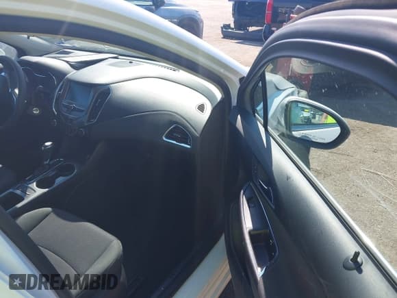 ✅ 2017 Chevrolet Cruze LT • VIN: 1G1BE5SMXH7228123 • Lot: 43396571. Listed on IAAI with 66,224 mi. Free auction sales archive from the USA and detailed vehicle history report at DreamBid. Image 5.