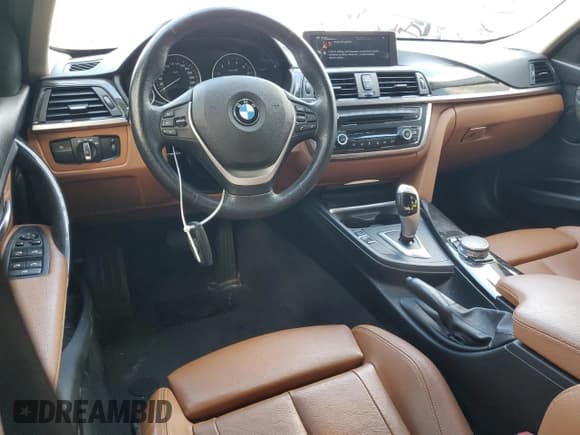 ✅ 2015 BMW 3 Series 320i xDrive • VIN: WBA3C3G55FNS75296 • Lot: 67250015. Wystawiony na Copart z przebiegiem 109 485 mil. Bezpłatny archiwum sprzedaży aukcyjnych z USA i szczegółowy raport historii pojazdu na DreamBid. Zdjęcie 8.