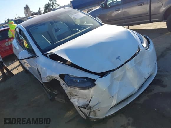 ✅ 2024 Tesla Model Y Long Range • VIN: 7SAYGDEE5RF067818 • Lot: 43448020. Wystawiony na IAAI z przebiegiem 15 680 mil. Bezpłatny archiwum sprzedaży aukcyjnych z USA i szczegółowy raport historii pojazdu na DreamBid. Zdjęcie 1.