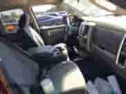 2024 Ram 1500 SLT z VIN 1C6RR7GG1RS143363, wystawiony jako IAAI lot #42674162 z przebiegiem 32 989 mil mil oraz . Historia ofert i sprzedaży dostępna na DreamBid. Obrazek 5.