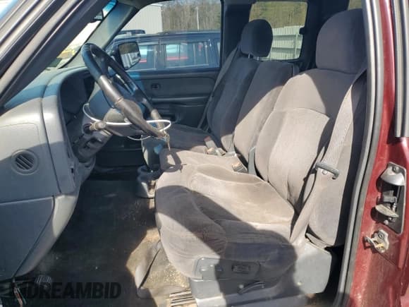 ✅ 2001 Chevrolet Silverado 2500HD LS • VIN: 1GCHK29U81E185336 • Лот: 54368505. Опубликован ранее на Copart с пробегом Не указан. Бесплатный доступ к архиву аукционных продаж из США и подробный отчёт об истории автомобиля на DreamBid. Изображение 7.