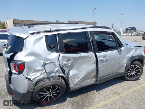 ✅ 2017 Jeep Renegade Latitude • VIN: ZACCJBBB0HPE61614 • Lot: 42987505. Listed on IAAI with 112,334 mi. Free auction sales archive from the USA and detailed vehicle history report at DreamBid. Image 6.