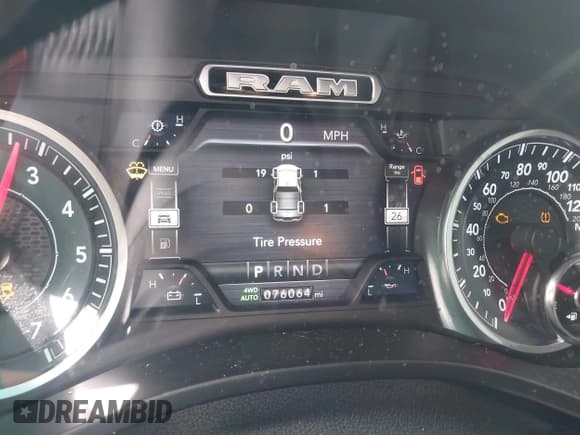 ✅ 2019 Ram 1500 Big Horn • VIN: 1C6SRFMT2KN897860 • Lot: 43447840. Wystawiony na IAAI z przebiegiem 76 064 mil. Bezpłatny archiwum sprzedaży aukcyjnych z USA i szczegółowy raport historii pojazdu na DreamBid. Zdjęcie 15.