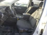 ✅ 2021 Chevrolet Traverse LS • VIN: 1GNERFKW2MJ114492 • Lot: 42866124. Wystawiony na Copart z przebiegiem 40 936 mil. Bezpłatny archiwum sprzedaży aukcyjnych z USA i szczegółowy raport historii pojazdu na DreamBid. Zdjęcie 7.