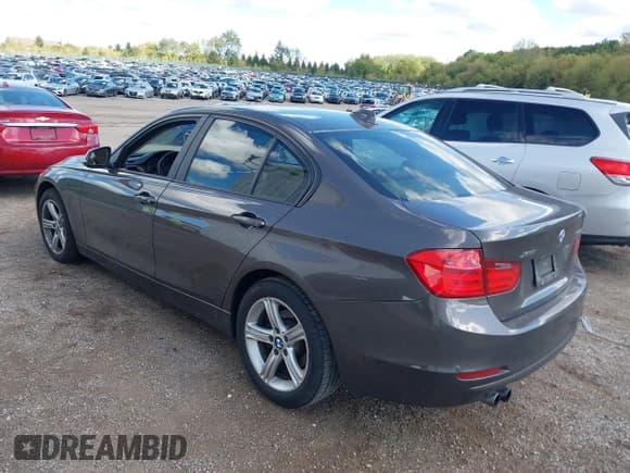 ✅ 2014 BMW 3 Series 328i xDrive • VIN: WBA3B3C54EJ980704 • Lot: 43391206. Wystawiony na IAAI z przebiegiem 166 652 mil. Bezpłatny archiwum sprzedaży aukcyjnych z USA i szczegółowy raport historii pojazdu na DreamBid. Zdjęcie 3.