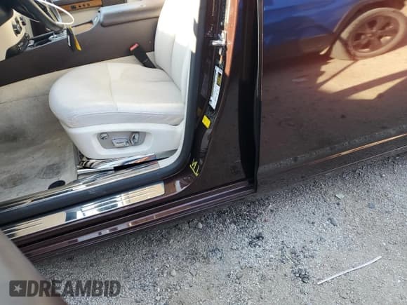 ✅ 2011 Rolls-Royce Ghost • VIN: SCA664S51BUX49417 • Lot: 70912265. Wystawiony na Copart z przebiegiem 35 023 mil. Bezpłatny archiwum sprzedaży aukcyjnych z USA i szczegółowy raport historii pojazdu na DreamBid. Zdjęcie 12.