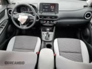 ✅ 2022 Hyundai Kona SE • VIN: KM8K2CAB2NU759958 • Лот: 69162754. Опубликован ранее на Copart с пробегом 22 628 миль. Бесплатный доступ к архиву аукционных продаж из США и подробный отчёт об истории автомобиля на DreamBid. Изображение 8.