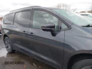 ✅ 2020 Chrysler Pacifica Hybrid Limited • VIN: 2C4RC1N74LR251205 • Lot: 43675212. Wystawiony na IAAI z przebiegiem 75 060 mil. Bezpłatny archiwum sprzedaży aukcyjnych z USA i szczegółowy raport historii pojazdu na DreamBid. Zdjęcie 13.