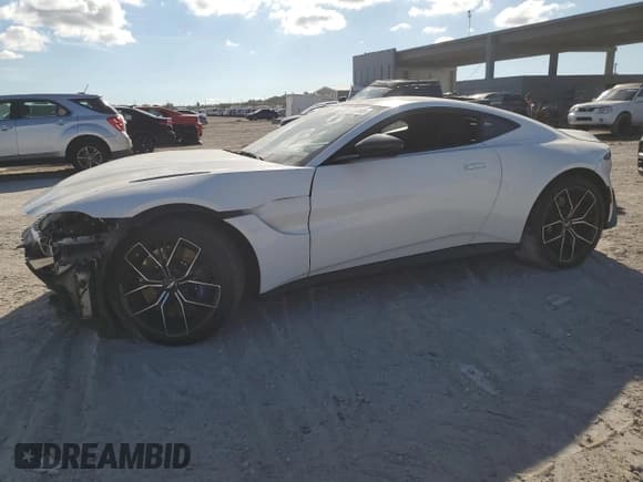 ✅ 2021 Aston Martin Vantage • VIN: SCFSMGAW4MGN05546 • Lot: 86138155. Wystawiony na Copart z przebiegiem 9 776 mil. Bezpłatny archiwum sprzedaży aukcyjnych z USA i szczegółowy raport historii pojazdu na DreamBid. Zdjęcie 1.