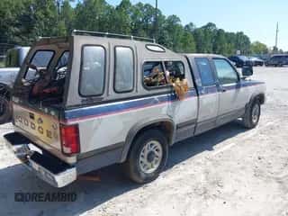 1992 Dodge Dakota z VIN 1B7FL23X2NS566002, wystawiony jako IAAI lot #42884098 z przebiegiem 141 282 mil mil oraz . Historia ofert i sprzedaży dostępna na DreamBid. Obrazek 4.