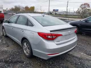 2016 Hyundai Sonata SE с VIN 5NPE24AF0GH333208, выставлен на аукционе IAAI как лот 43557903 с пробегом 129 181 миль миль и . История ставок и продаж доступна на DreamBid. Изображение 3.