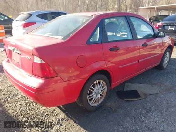 ✅ 2005 Ford Focus S • VIN: 1FAFP34N35W257290 • Lot: 43685040. Wystawiony na IAAI z przebiegiem 147 373 mil. Bezpłatny archiwum sprzedaży aukcyjnych z USA i szczegółowy raport historii pojazdu na DreamBid. Zdjęcie 4.