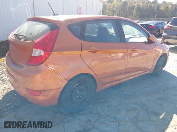 ✅ 2017 Hyundai Accent SE • VIN: KMHCT5AE3HU324765 • Lot: 43498410. Wystawiony na IAAI z przebiegiem 240 050 mil. Bezpłatny archiwum sprzedaży aukcyjnych z USA i szczegółowy raport historii pojazdu na DreamBid. Zdjęcie 4.