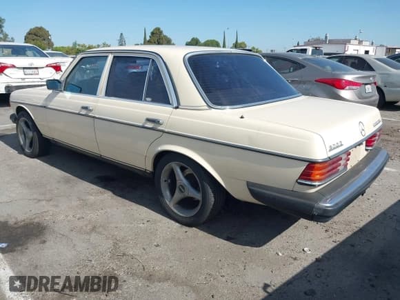 ✅ 1985 Mercedes-Benz 300 • VIN: WDBAB33CXFA210533 • Lot: 42653106. Listed on IAAI with 248,379 mi. Free auction sales archive from the USA and detailed vehicle history report at DreamBid. Image 3.