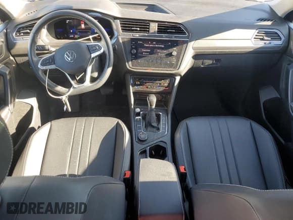 ✅ 2023 Volkswagen Tiguan SE • VIN: 3VVMB7AX5PM037828 • Lot: 82178305. Wystawiony na Copart z przebiegiem 38 953 mil. Bezpłatny archiwum sprzedaży aukcyjnych z USA i szczegółowy raport historii pojazdu na DreamBid. Zdjęcie 8.