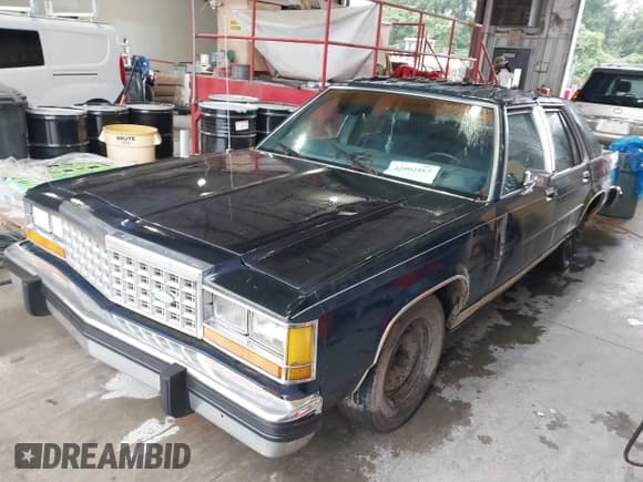 ✅ 1986 Ford Crown Victoria • VIN: 2FABP43F8GX203439 • Lot: 42902863. Wystawiony na IAAI z przebiegiem 1 642 mil. Bezpłatny archiwum sprzedaży aukcyjnych z USA i szczegółowy raport historii pojazdu na DreamBid. Zdjęcie 2.