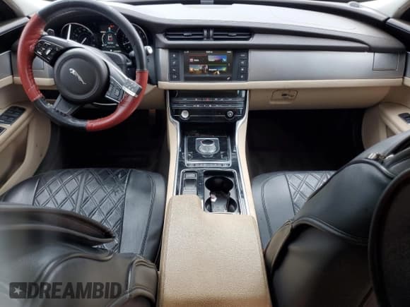 ✅ 2016 Jaguar XF 35t Prestige • VIN: SAJBE4BV0GCY13763 • Lot: 70815795. Wystawiony na Copart z przebiegiem 119 174 mil. Bezpłatny archiwum sprzedaży aukcyjnych z USA i szczegółowy raport historii pojazdu na DreamBid. Zdjęcie 8.