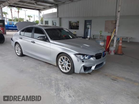 ✅ 2014 BMW 3 Series 320i • VIN: WBA3B1C53EK133557 • Lot: 43502867. Listed on IAAI with 172,220 mi. Free auction sales archive from the USA and detailed vehicle history report at DreamBid. Image 1.